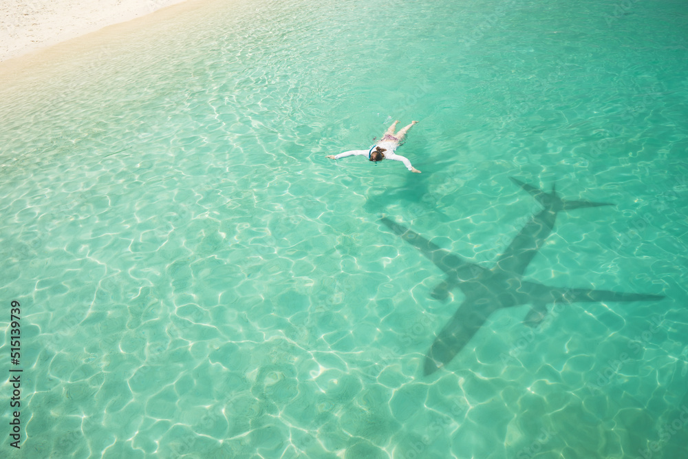 Obraz premium Beautiful tropical beach with airplane shadow
