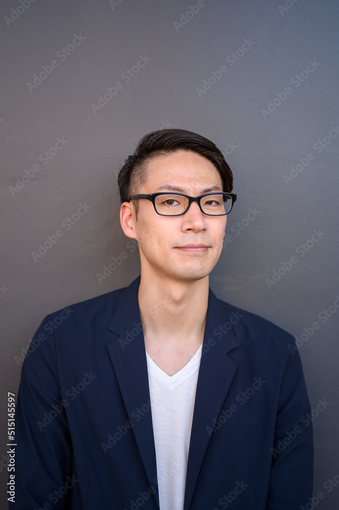 男性ポートレート カメラ目線 カジュアル 男性ポートレート カメラ目線 カジュアル