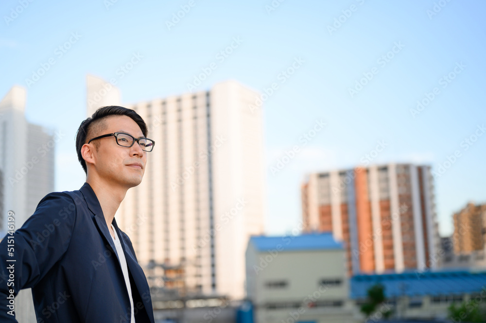 遠くを見つめる男性 遠くを見つめる男性