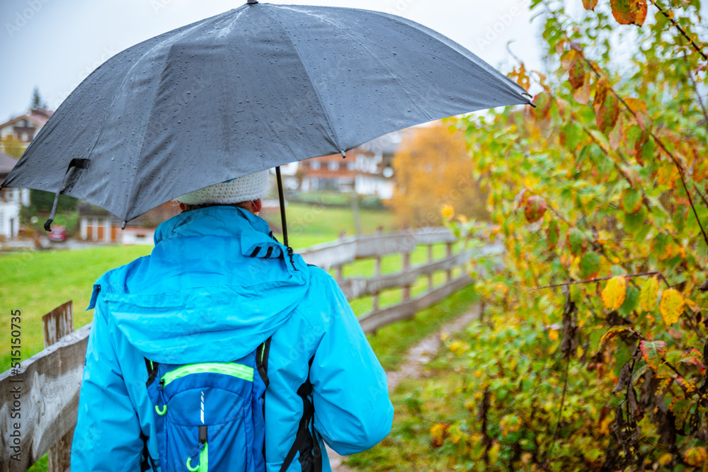 Person beim Wandern in der Natur bei Regen