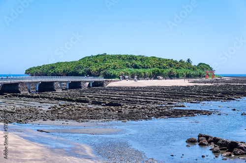 晴れ渡った青島に架かる弥生橋と鬼の洗濯板（宮崎県） photo