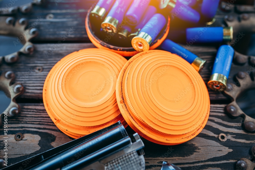 Ταπετσαρία Shooting sports equipment for trap shooting on wooden table