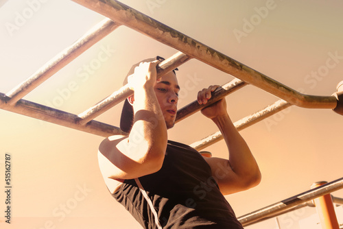 Photos Athletic guy on calisthenics bodybuilding training