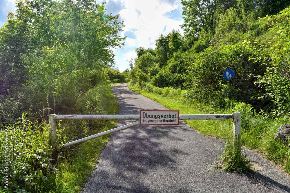 Döllersheim, Schranke, Übungsverbot, Absperrung, versperrt, zugesperrt, Verkehrszeichen, Sperre, Tafel, Schild, Weg, Straße, Asphalt, asphaltiert, Hinweis, Verbot, Gedenkstätte, Allensteig, Truppenübu Döllersheim, Schranke, Übungsverbot, Absperrung, versperrt, zugesperrt, Verkehrszeichen, Sperre, Tafel, Schild, Weg, Straße, Asphalt, asphaltiert, Hinweis, Verbot, Gedenkstätte, Allensteig, Truppenübu