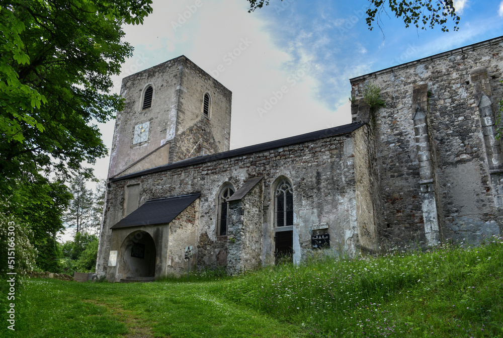 Döllersheim, Kirche, Ruine, Allensteig, Peterskirche, St. Peterskirche, Truppenübungsplatz, Denkmalschutz, Friedenskirche, Kulturgut, romanisch, gotisch, Petrus, Paulus, Kirchenpatron, renoviert, notd