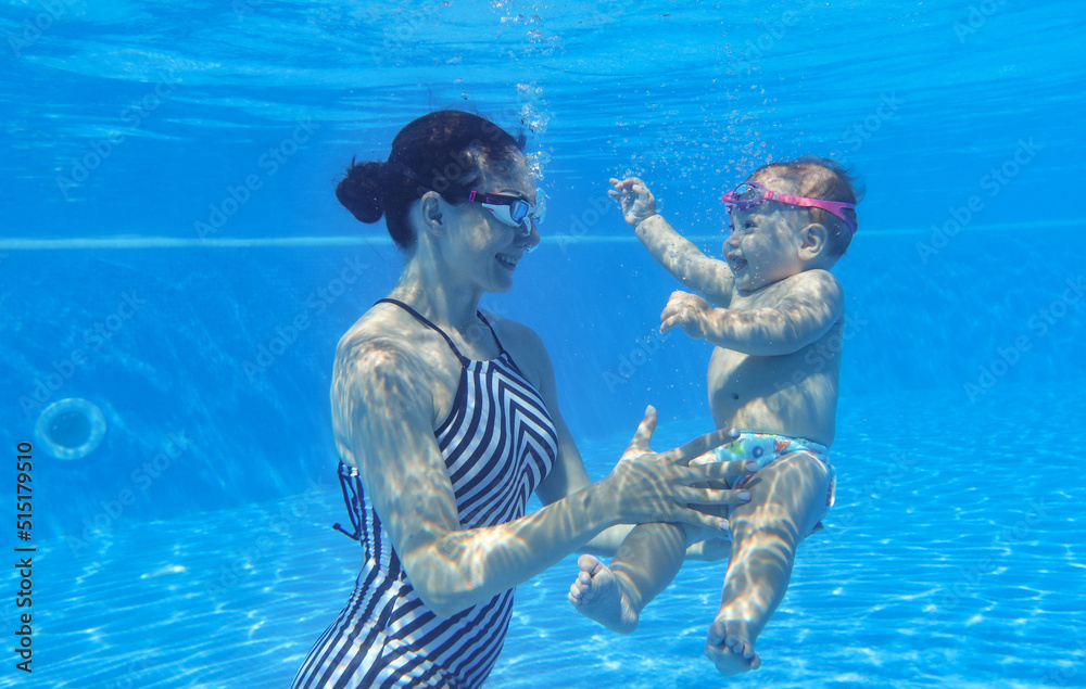 Underwater Baby swimming