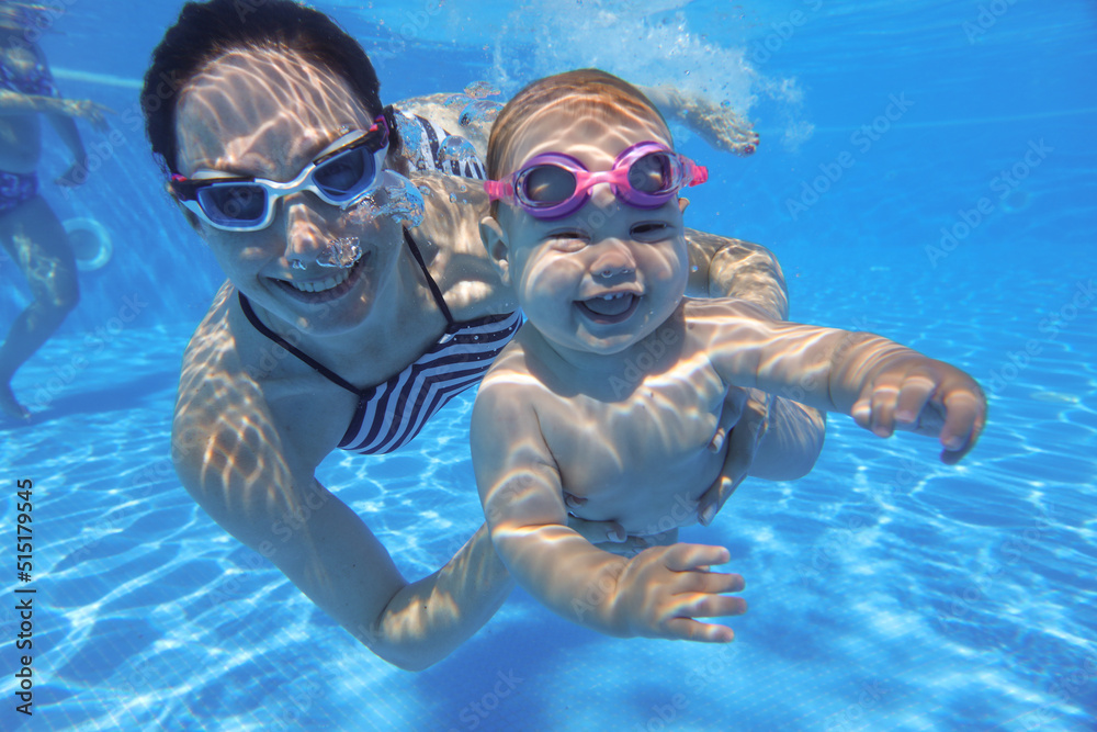 Underwater Baby swimming