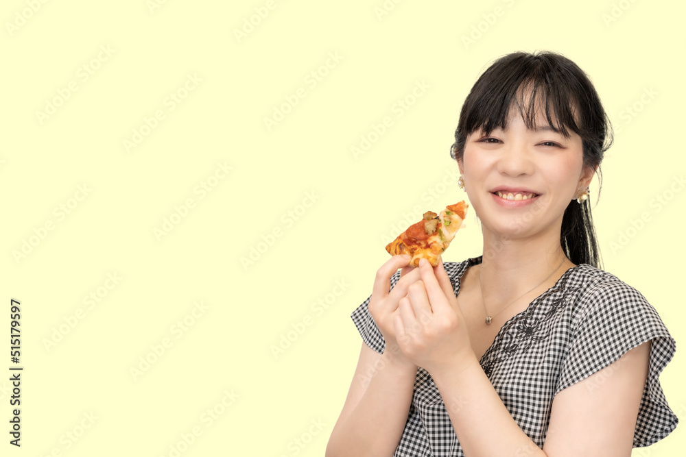 美味しそうにピザを食べる女性