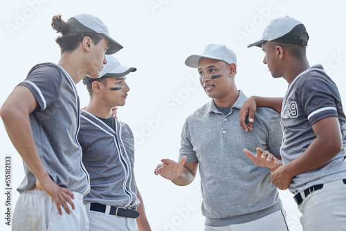 Foto Baseball coach from below giving match pep talk and planning game strategy with group of players in huddle on sports pitch outside