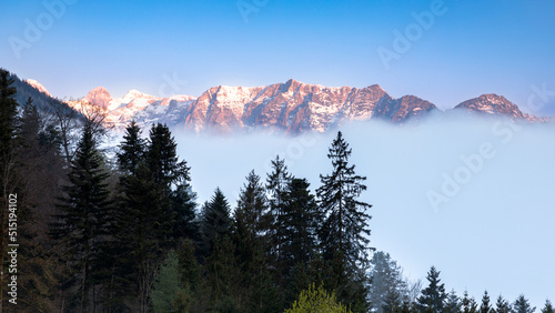 Alpenglühen an den Bergen um Berchtesgaden im Morgennebel