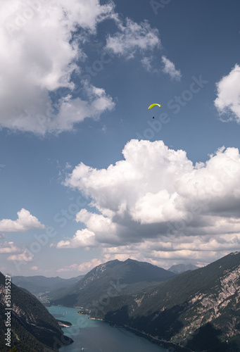 Parapente jaune et lac en hauteur (Achensee)