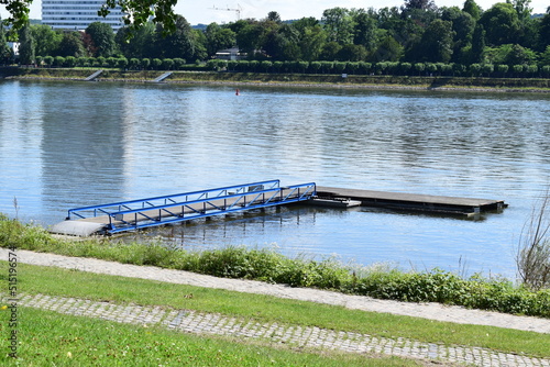 Schiffsanleger mit großem Schwimmkörper