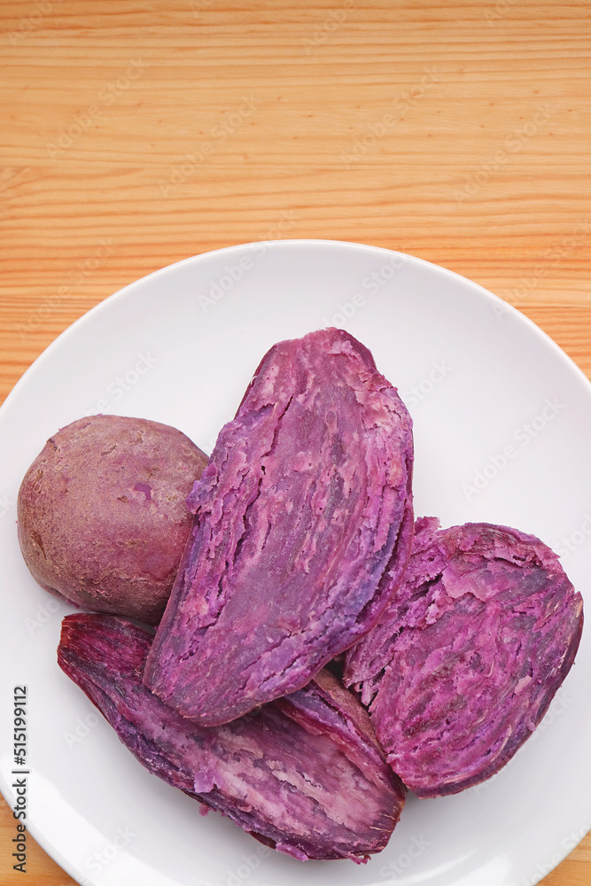 Obraz premium Plate of Delectable Steamed Unpeeled Purple Sweet Potatoes Showing Vivid Color Flesh