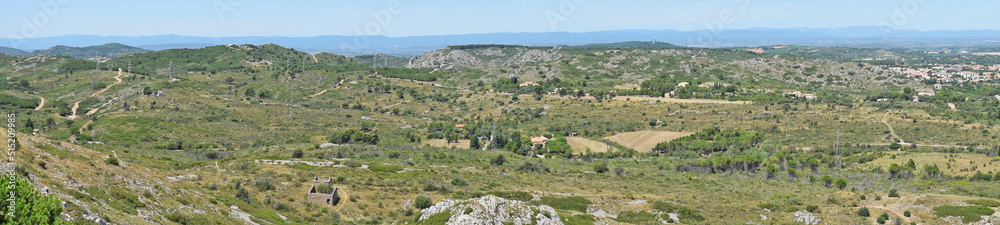 Vue panoramique depuis la colline des Hauts de Narbonne : la garrigue des Corbières.
