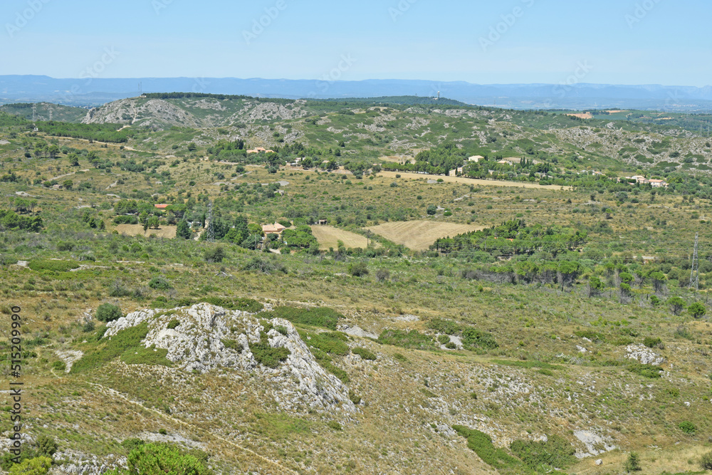 Vue depuis la colline des Hauts de Narbonne : la garrigue des Corbières.