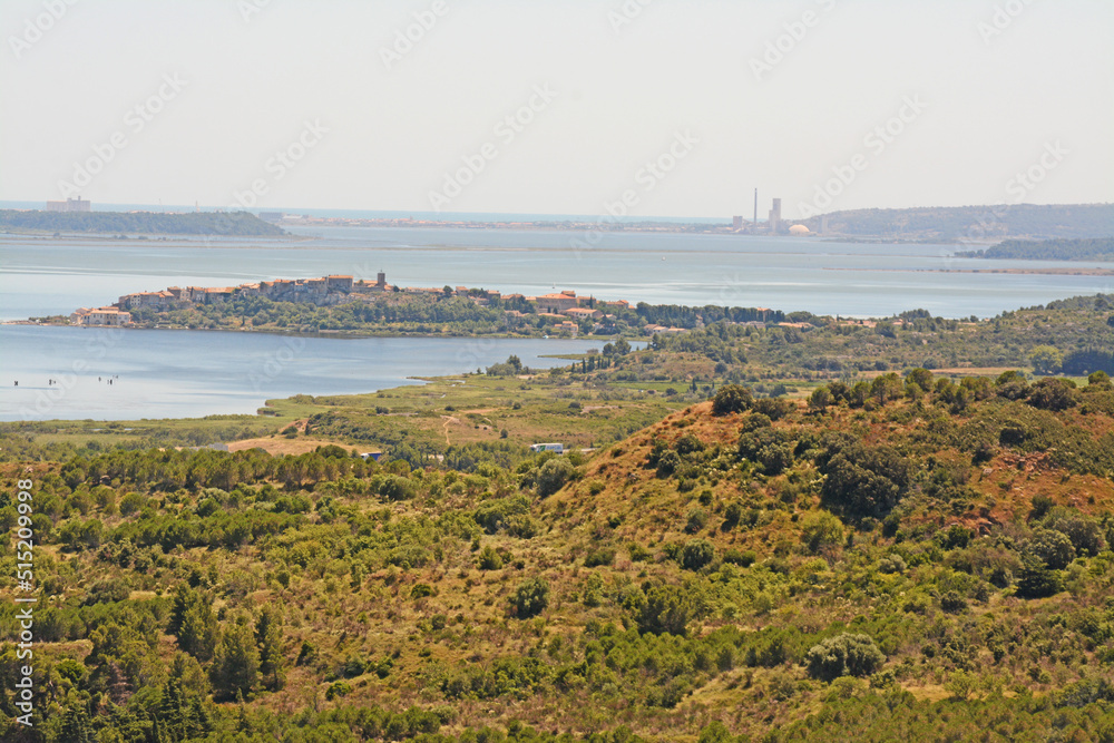 Vue depuis la colline des Hauts de Narbonne : l'étang de Bages et la commune de Bages, Aude, Languedoc, Occitanie, France. Au fond Port-la-Nouvelle.