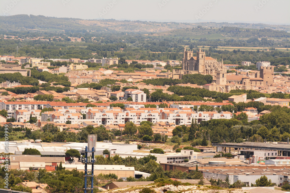 Vue depuis la colline des Hauts de Narbonne : la basilique de Narbonne et le centre-ville.
