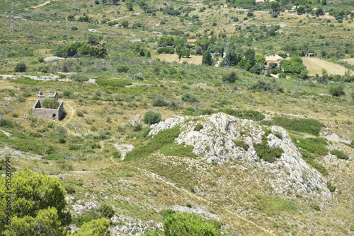 Vue depuis la colline des Hauts de Narbonne : la garrigue des Corbières.