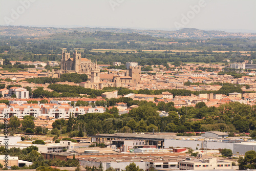 Vue depuis la colline des Hauts de Narbonne :  la basilique de Narbonne et le centre-ville.