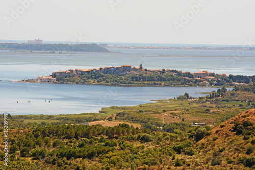 Vue depuis la colline des Hauts de Narbonne : l'étang de Bages et la commune de Bages, Aude, Languedoc, Occitanie, France.