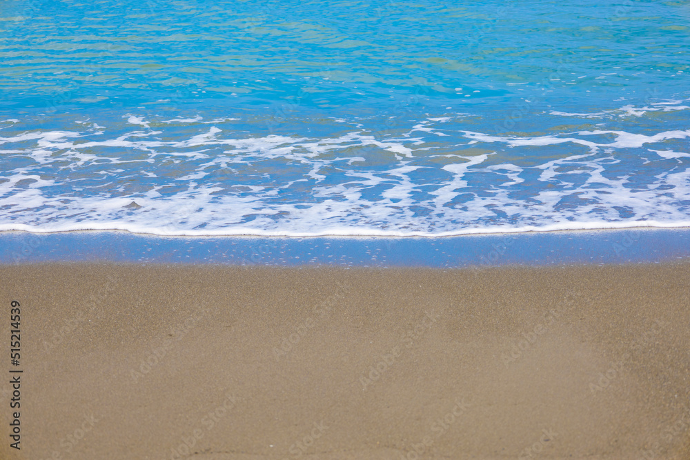 元名海岸・元名海水浴場のビーチに押し寄せる白い波。ビーチブレイク後（千葉県鋸南町）