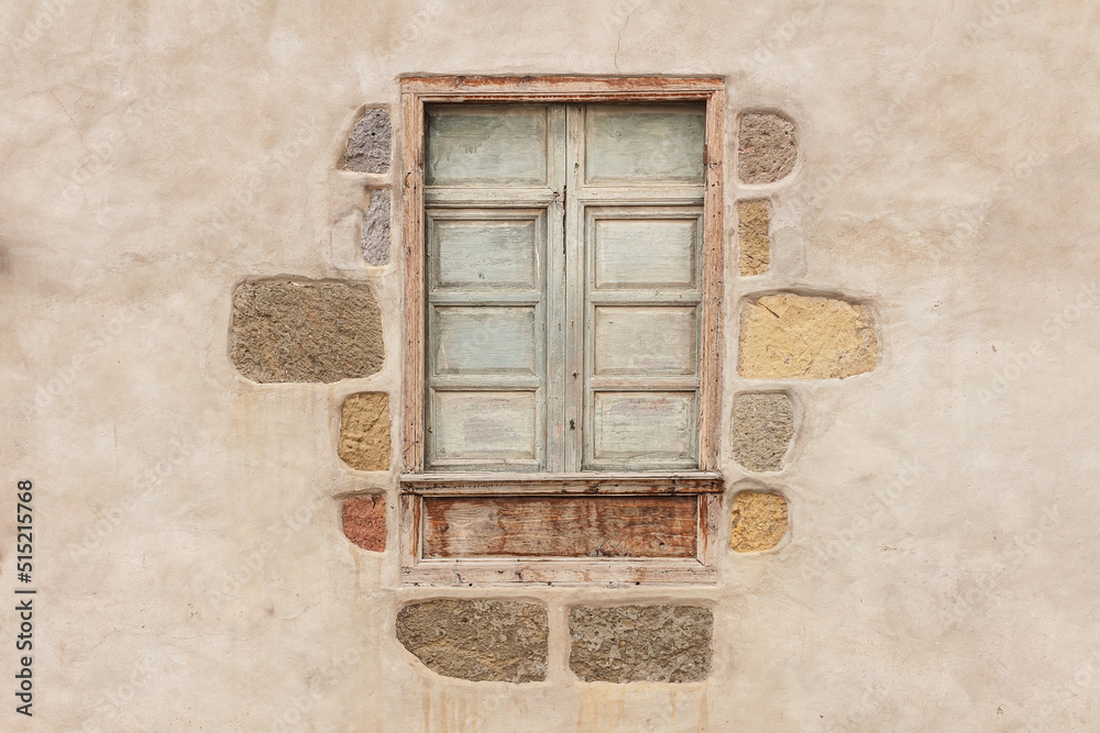 Ventana de madera antigua con marco de piedra y fondo de concreto o cemento de color viejo Ventana de madera antigua con marco de piedra y fondo de concreto o cemento de color viejo