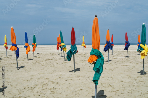 Fototapeta Naklejka Na Ścianę i Meble -  Bunte Sonnenschirme am Strand von Deauville, Normandie, Frankreich