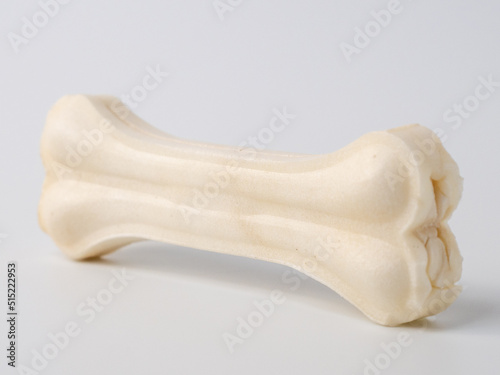Foto Pressed rawhide bone shaped dog chews.