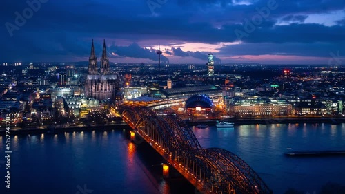 Köln abendlicher Zeitraffer 2 - Zoom Out