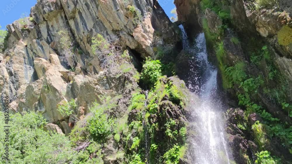 Primer plano de la catarata del Mazobre durante el verano en el parque natural de la montaña Palentina, España Primer plano de la catarata del Mazobre durante el verano en el parque natural de la montaña Palentina, España