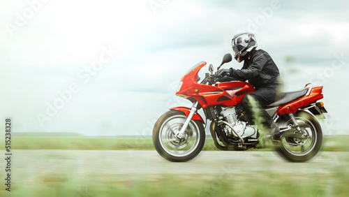 Foto Motorcycle ride at high speed in the countryside, side view