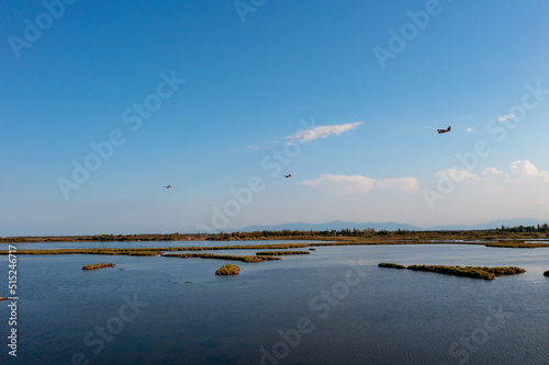 Photo aérienne de l'étang de Salses avec des canadairs