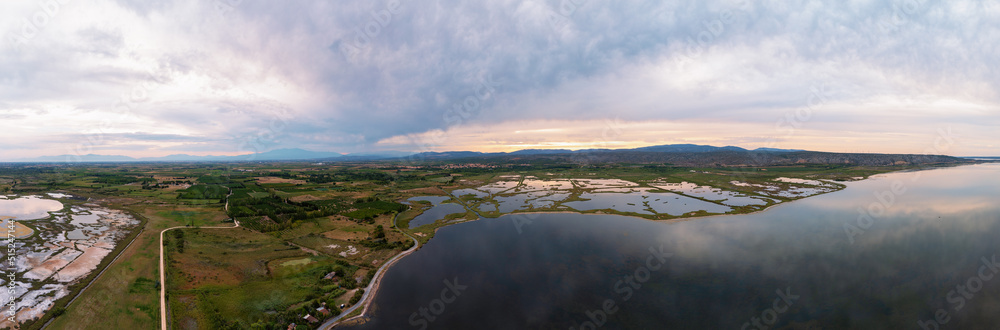 Photo aérienne de l'étang de Salses au coucher su soleil
