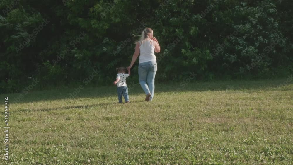 Mom and child go. Mom and child go.