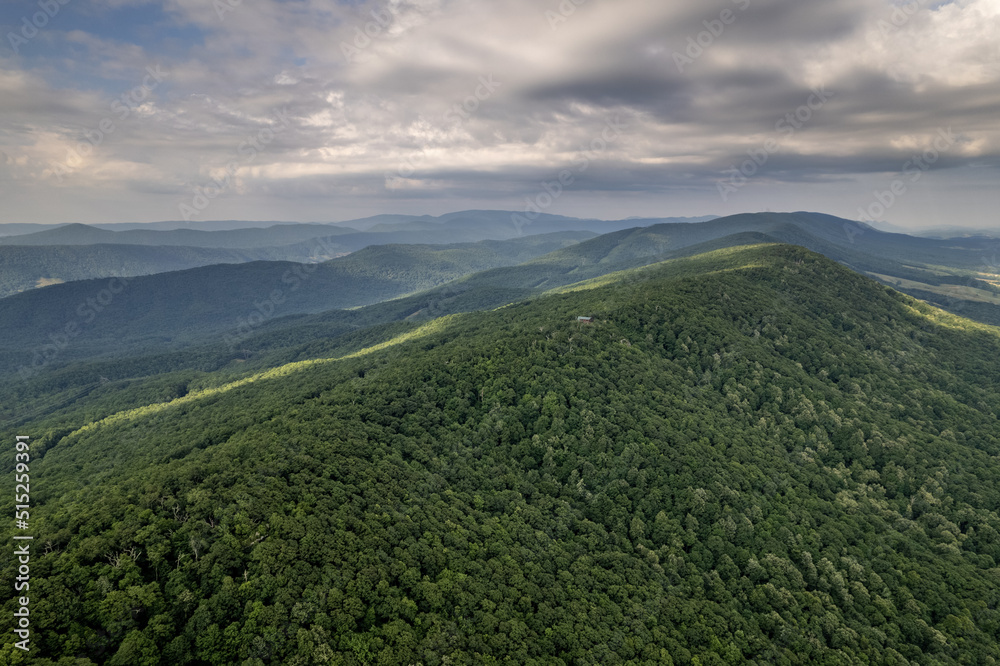 Obraz premium Green Mountains and Dramatic Clouds