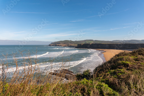 Beautiful landscape of the picturesque beach of Langre surrounded by cliffs en un soleado d  a con el cielo azul  Langre  Cantabria  Spain