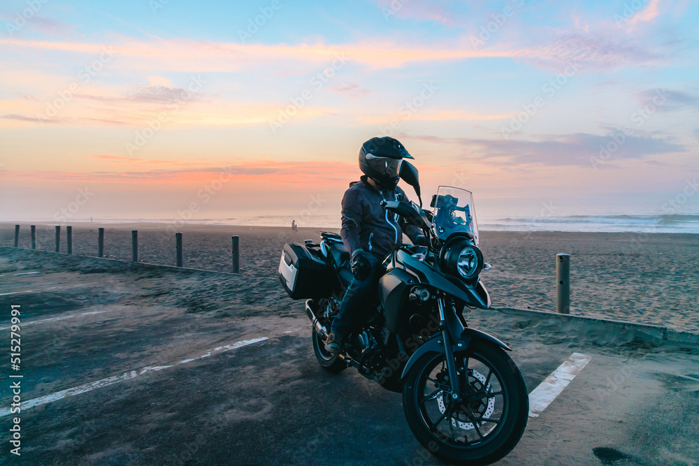 Obraz premium 朝焼けの海とバイク