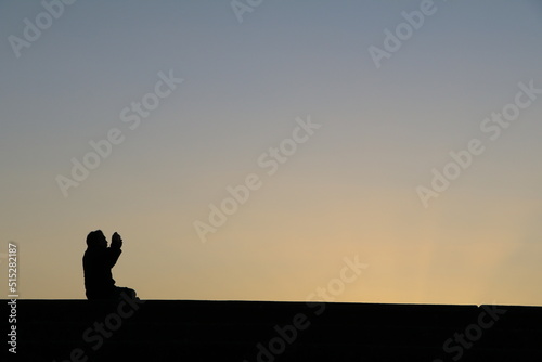 夕焼けに映えるシルエット（写真を撮影する男性） © やっこねぎ5