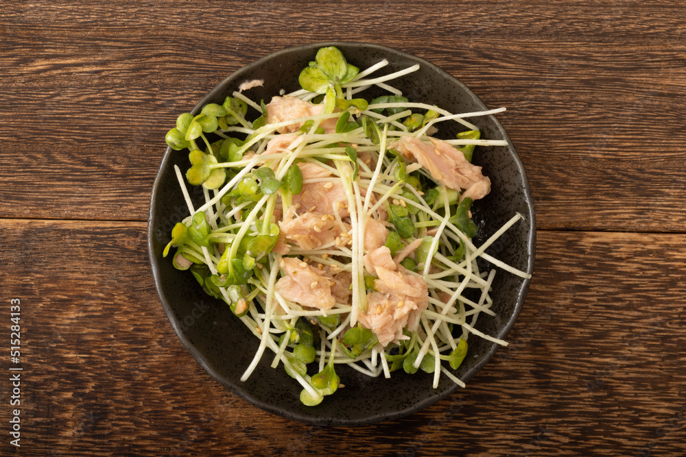 Naklejka premium カイワレ大根のツナ和え