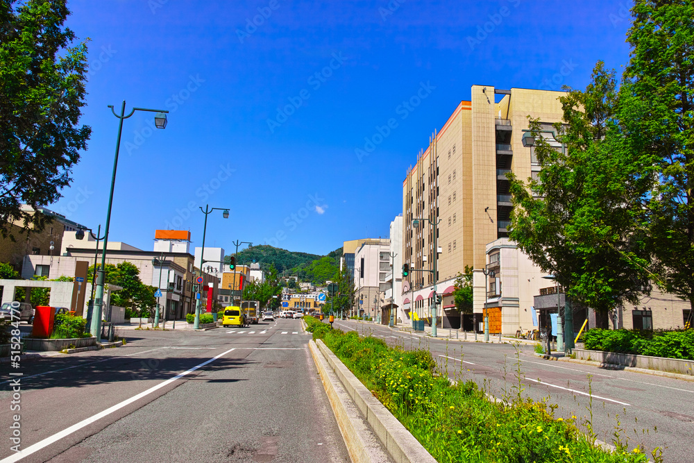 新緑の小樽、小樽駅へ続く中央通りの景観。
