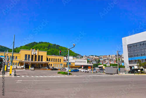 新緑の小樽、小樽駅へ続く中央通りと国道５号線の駅前交差点の景観。