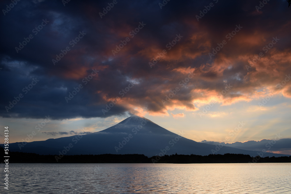 朝焼けの富士山