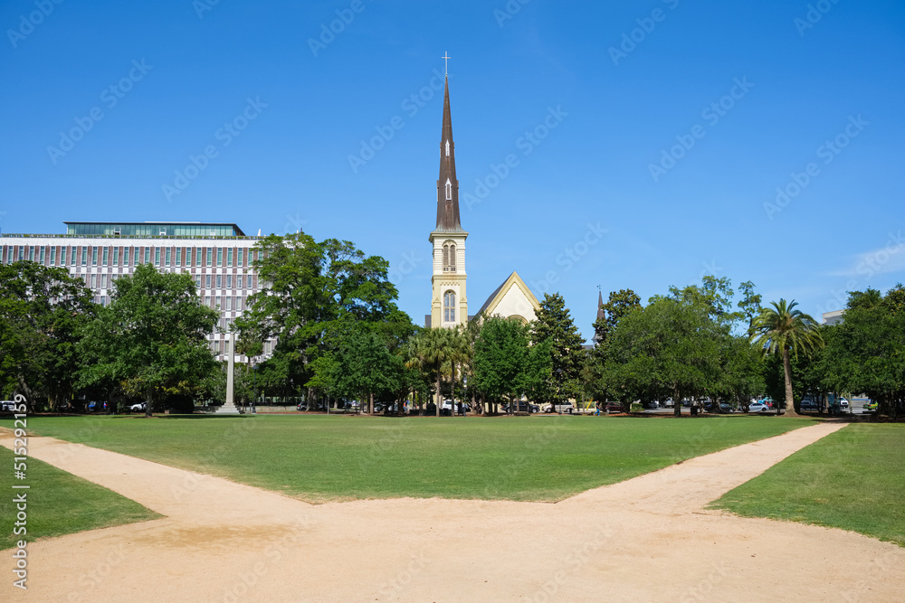 Fototapeta premium Cityscape of Marion Square in the historic downtown diistrict in Charleston, South Carolina