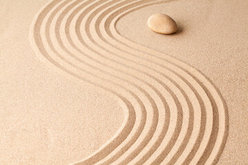 Keuken achterwand Stenen in het zand Zen patroon rond steen op zand  © zhane luk