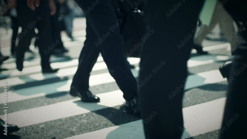 街を歩く日本人のビジネスイメージ 街を歩く日本人のビジネスイメージ