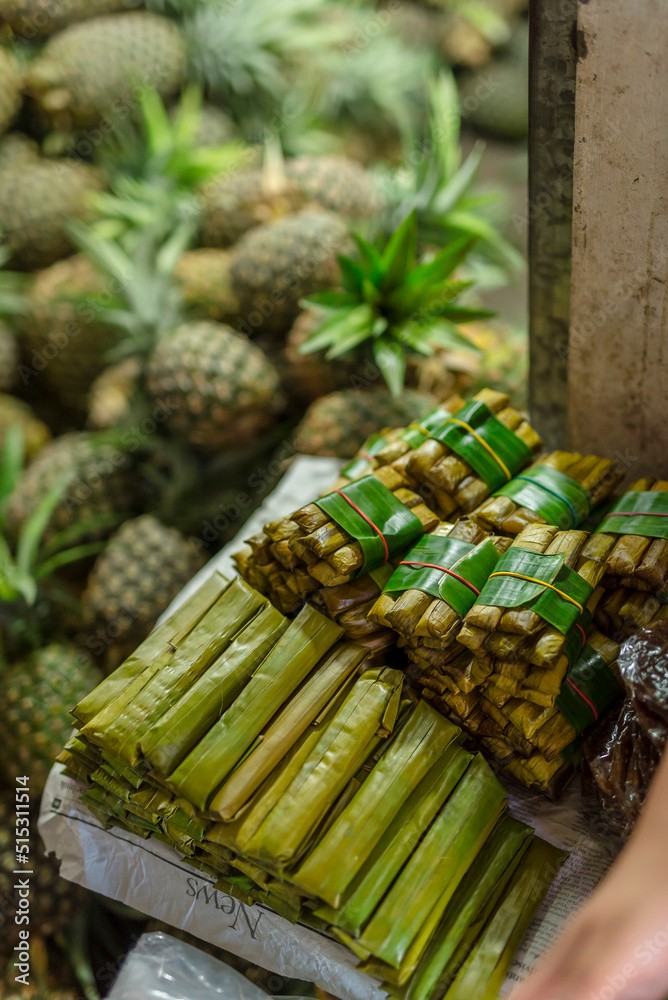 Φωτογραφία Suman or budbud, a rice cake wrapped in banana leaves, for sale in a public market in Tagaytay