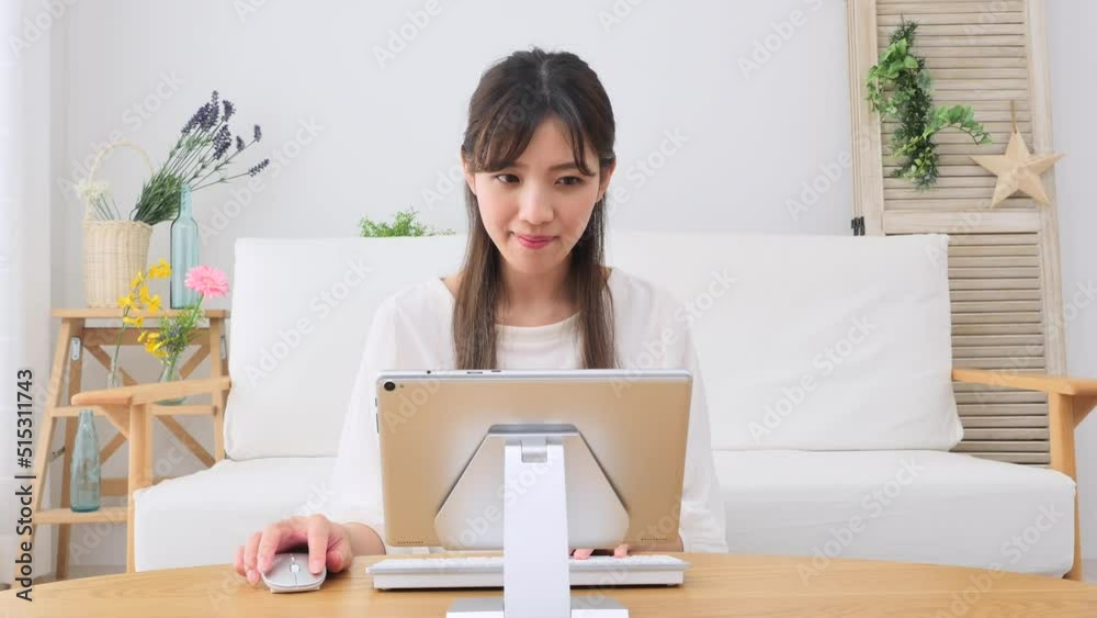 リビングでタブレットを使う女性
