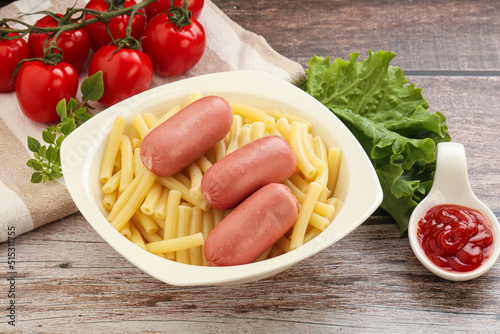Mini sausages with pasta macheroni