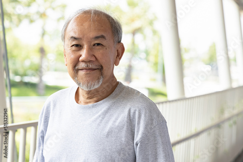Φωτογραφία Happy smiling asian senior man with hair loss