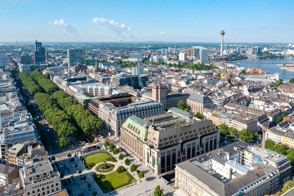 Fototapeta premium Königsallee in Düsseldorf aus der Vogelperspektive
